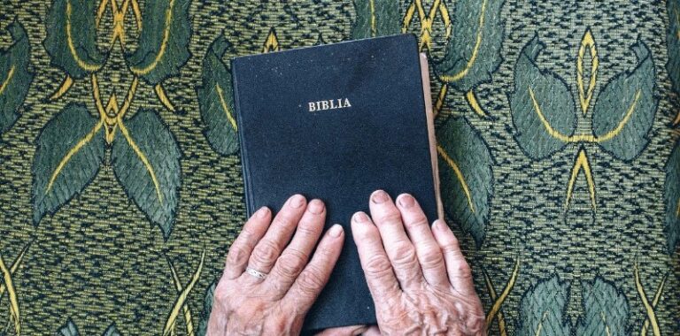 papa-cancela-la-biblia