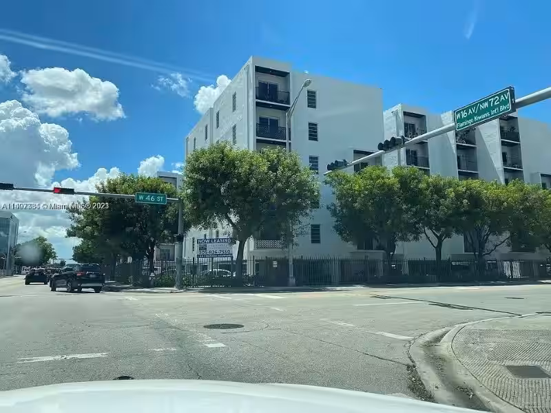 Explorando la vida religiosa en 4400 W 18th Ave, Hialeah, FL 33012