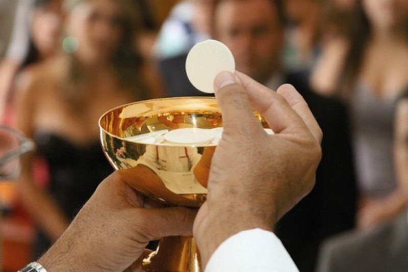 Che Cos'è l'Eucaristia: Un Sacro Sacramento di Comunione