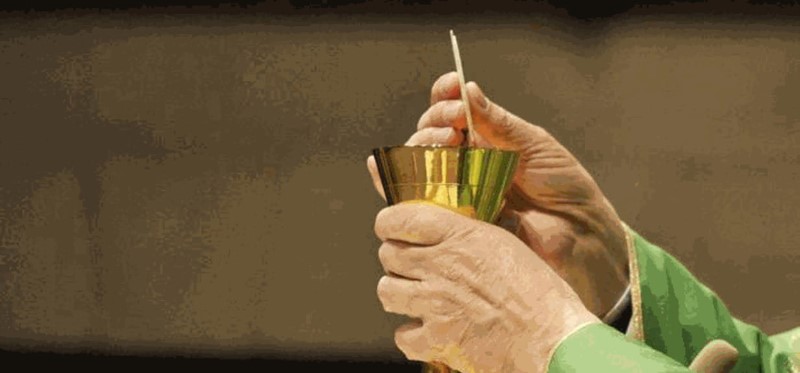 Ricevere l'Ostia Spezzata: Significato e Simbolismo